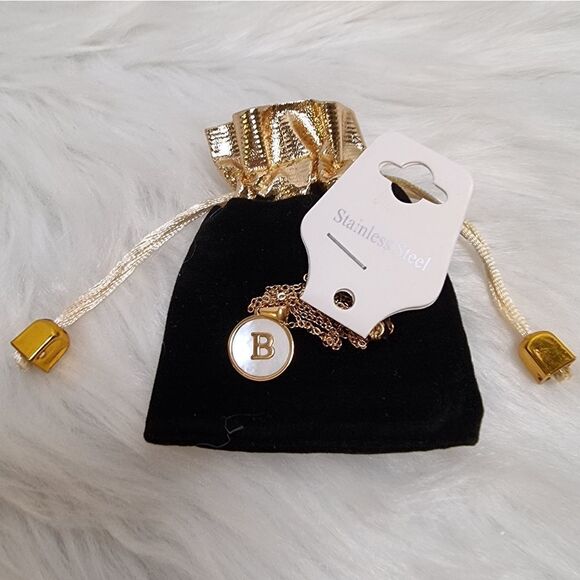 SHELL INITIAL PENDANT NECKLACE stainless steel gold plated A B C or D - Picture 4 of 14